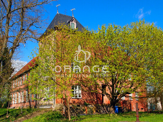 ***Herrschaftliches Gebäude-Denkmal mit Park am Stadtrand***