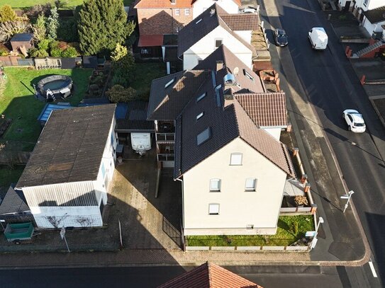 Großzügiges Zweifamilienhaus mit Wintergarten und großen Nebengebäuden (Garagen, Carport) in Besse