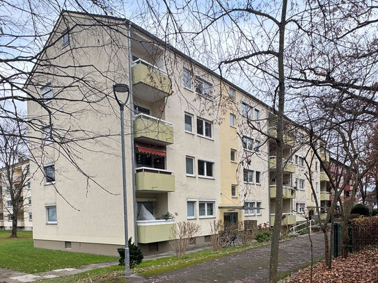 Staufen Kernort, Nebenstraße: Umfassend modernisierte 3-Zimmer-Wohnung im 1. OG, Gäste-WC, 2 Balkone