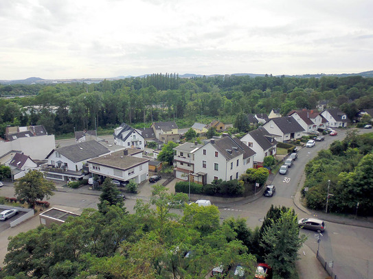 Einziehen & wohlfühlen! Frisch renovierte 3-Zi-Whg. mit Einbauküche, tollem Fernblick & Stellplatz