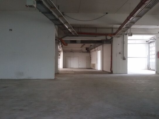 Produktionshalle mit Büro und Sozialräumen mit 1.808 m² Nutzfläche und Parkplatz