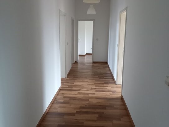 HEREINSPAZIERT IN IHRE NEUE KASSBERGWOHNUNG ...