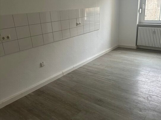 Modernisierte 2 Zimmer Wohnung mit eigenem Garten und großer Mansarde