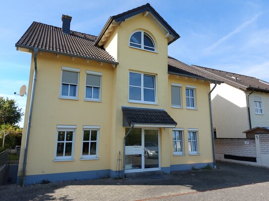 Großzügige 3-Zimmer-Wohnung im Erdgeschoss mit Terrasse und kleinem Garten