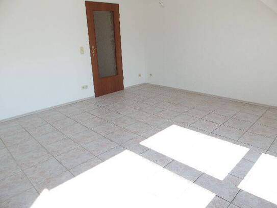 Helle neu in 2020 renovierte 3 Zimmer-Wohnung mit Badewanne, Balkon und Carport direkt in Aerzen