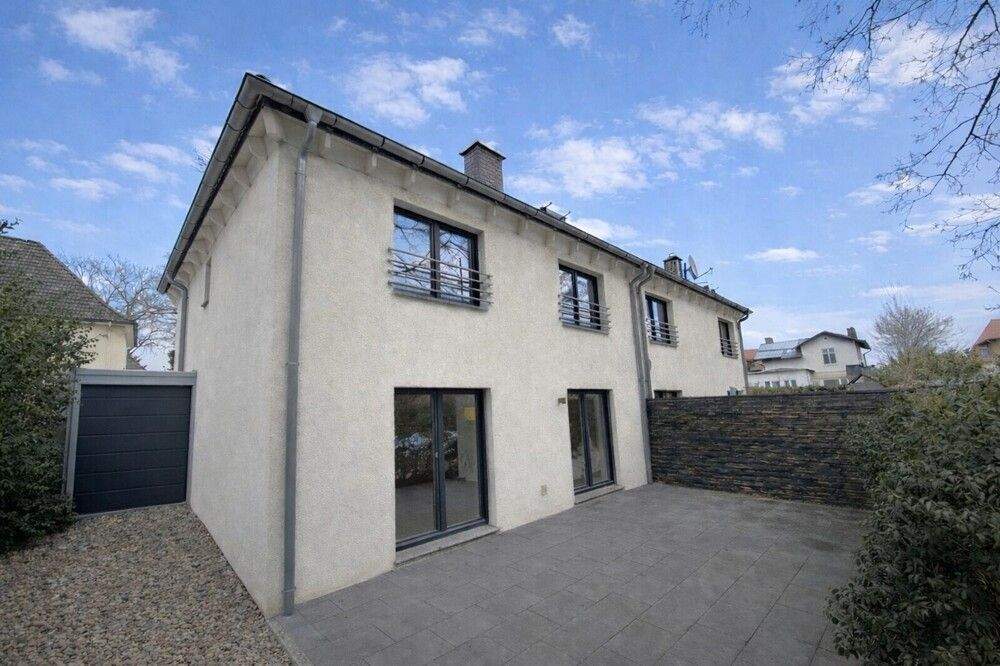 Modernes Wohnen an der Stadtteilgrenze zu Blankenese - Familienfreundliche Doppelhaushälfte