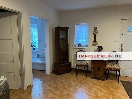 IMMOBERLIN.DE - Vielseitig nutzbares Haus mit Sonnenterrasse + Garten in ländlicher Lage