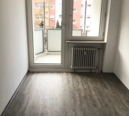 1 Grundmiete geschenkt ! Renovierte, großzügige 3-Zimmer-Wohnung mit Balkon