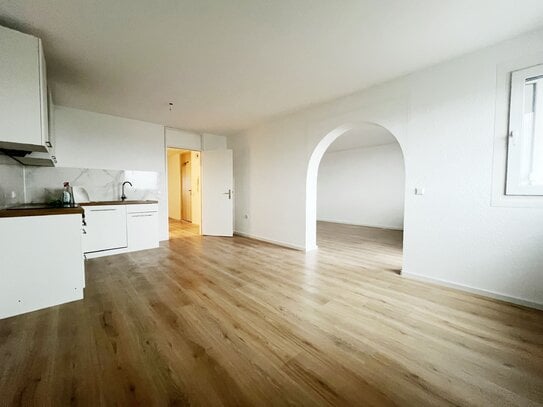 Renovierte 3,5-Zi.-Wohnung inkl. 105m² Wohnfl., EBK, Kellerabteil, Stellplatz, Balkon - für Singles, Paare & kleine Fam…