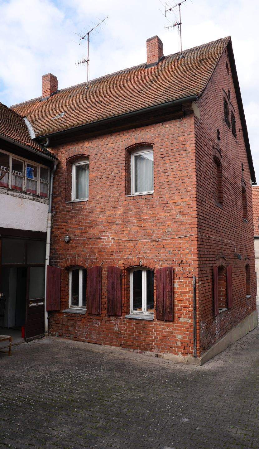 Immobilie in Langenzenn - Zweifamilienhaus mit Nebengebäude zum Ausbau in zentraler Lage von Langenzenn, gesamt ca. 300 qm Wohnfläche möglich (unsere Objektnummer: 08AZ0125) - Bild 0