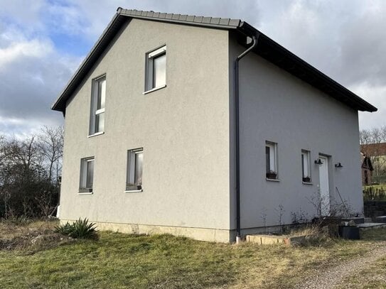 Freistehendes Einfamilienhaus mit schönem Grundriss und Garten sucht neue Familie