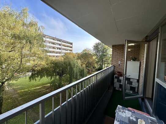 Helle vier Zimmerwohnung auf 107qm mit 2 Balkonen, Aufzug und Stellplatz mit Blick ins Grüne in Bonn