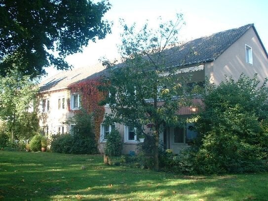 Hochwertig modernisierte 3-Raum-Whg. mit Terrasse, beheibarer Mansarde und einem tollen Blick ins Grüne!