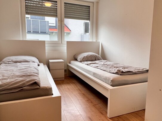 Zimmer mit einem Bett, Wlan, Waschmaschine, Balkon, Teilung von Bad/WC und Küche