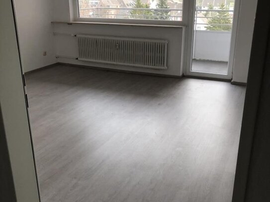 Zentral gelegene Balkonwohnung mit Laminat - top modern ausgestattet!