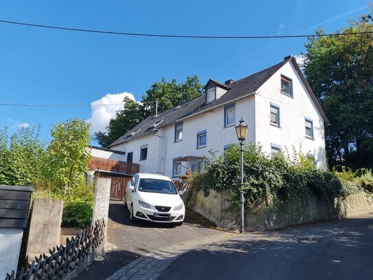 Gackenbach: Freistehendes Dreifamilienhaus mit Garten