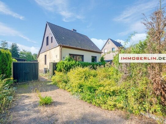 IMMOBERLIN.DE - Sanierungsbedürftiges Haus mit großem Garten, Nebengebäude & Garage in sehr harmonischer Lage beim Grim…