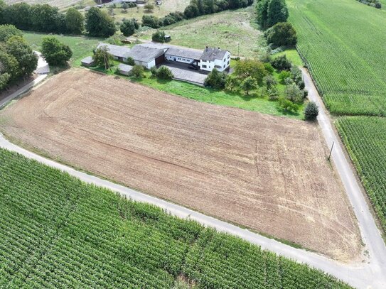 Landschaftlich reizvoll gelegene Hofstelle mit angrenzenden Acker- und Grünlandflächen