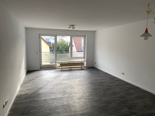 Neckarsulm-Stadt: Schöne und gut geschnittene 3,5 Zimmer-Wohnung mit Balkon, Einbauküche und Tiefgaragen-Stellplatz