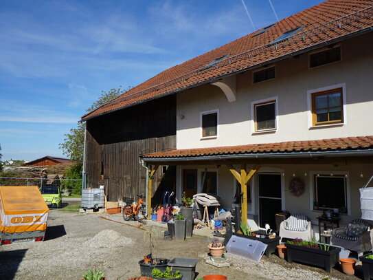 Ehem.ldw Anwesen, Resthof mit einer vermiet.Wohnung und genehm. Neubau von 3, Zwei-Zimmer Wohnungen.