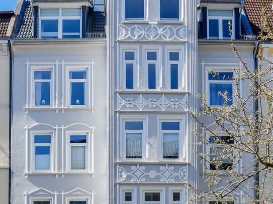 Einmalige Symbiose: Jugendstil und Ästhetik, großzügige 4-Zimmer, Balkon, exklusive Lage am Schrevenpark