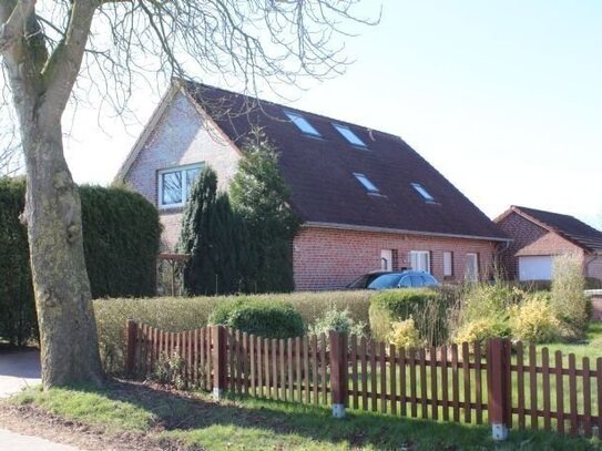 Emden-Widdelswehr: Großes, familiengerechtes Einfamilienhaus mit Garten und Garage