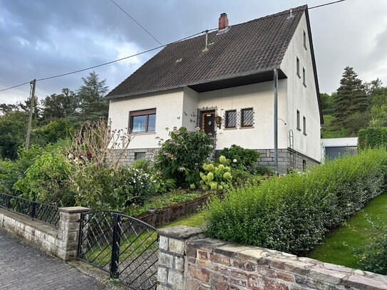 Preisreduzierung! EFH mit Potential, Terrasse, Garage und schönem Grundstück in Niederselters