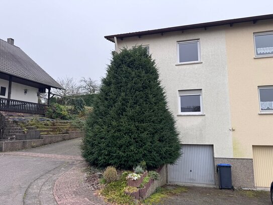 Lebach: Ruhig gelegene, attraktive Doppelhaushälfte (92 m²) mit Garten, Terasse, Balkon und Garage