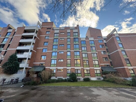 3- Zimmer -Wohnung mit Balkon ,mit zugang im Haus eigenen Schwimmbad an der Kahnfahrt-Augsburg