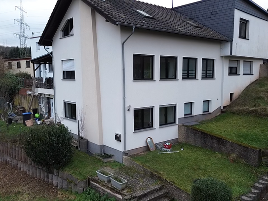 Geräumiges Wohnen auf drei Etagen - Modernisiertes Einfamilienhaus in ruhiger Lage