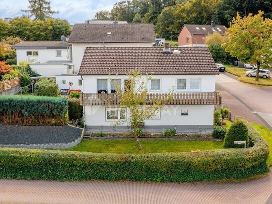 Charmantes Hybrid-Einfamilienhaus mit Garten, Terrasse, Balkon und Garage in idyllischer Lage