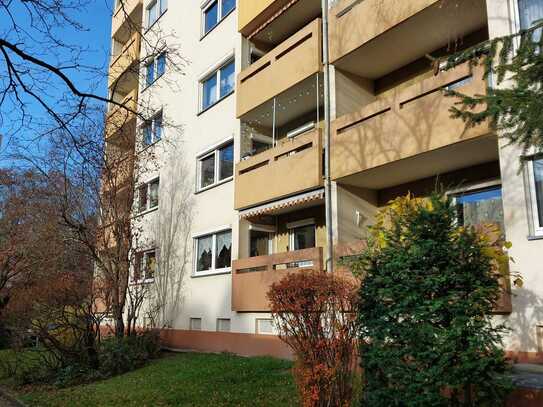 Zentral gelegene, helle 2-Zi.-Wohnung mit Loggia und EBK