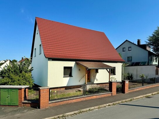 Freistehendes Einfamilienhaus auf großem Grund mit 2 Garagen + Nebengebäude