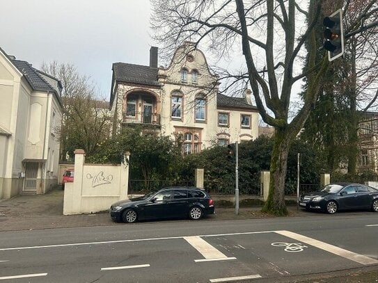 Flexibel nutzbares Zweifamilienhaus im Villenstil mit Wintergarten, Balkon/Loggia und uneinsehbarem Garten in begehrter…