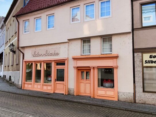 RESERVIERT - Geschichtsträchtiges Wohn- u. Geschäftshaus auf dem Marktplatz in Calbe (Saale)