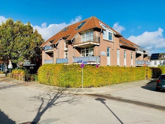 Hafenblick und direkte Strandnähe: Bezugsfreie 2-Raum-Whg. mit Garage, Balkon, EBK uvm. // Laboe