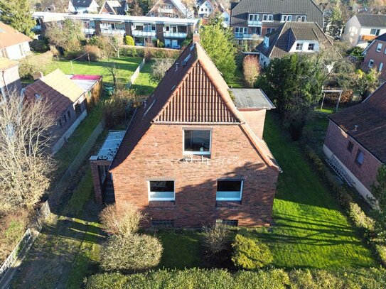 Charmantes Rotklinkerhaus mit Renovierungsbedarf auf großem, weiter bebaubaren Grundstück