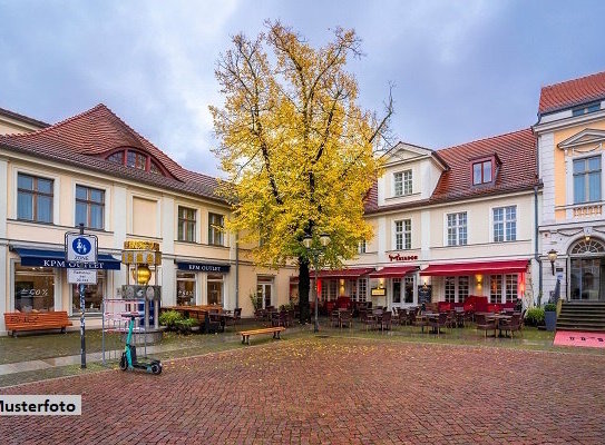 Einfamilienhaus, Werkstatt- und Lagergebäude, 3 Stellplätze