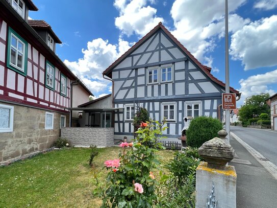 Ein Schmuckstück auf dem Land - Hübsches Fachwerkhaus mit zwei Garagen und schönem Garten