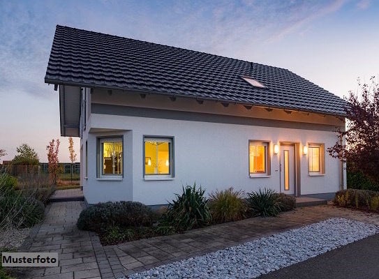 Freistehendes Einfamilienhaus mit Garage und Carport