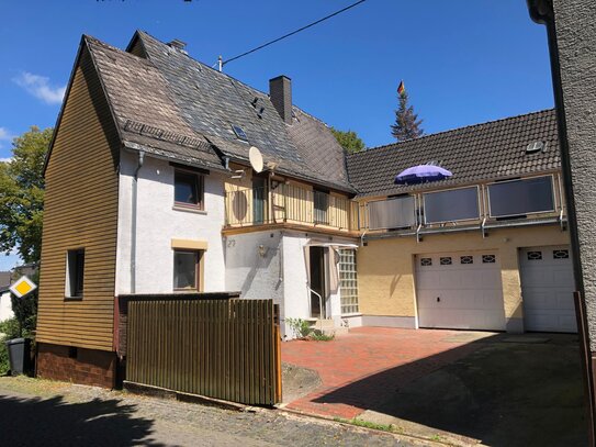 Einfamilienhaus mit großem Balkon, Hof und zwei Garagen in zentraler Ortslage zu vermieten