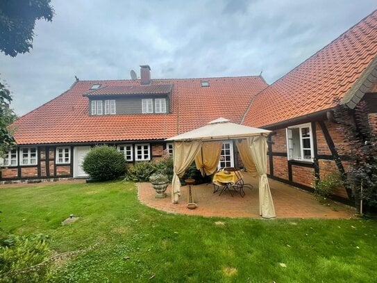 Traumhaft schönes Fachwerkhaus mit einem Stallgebäude, einem Backhaus und einer Pferdewiese