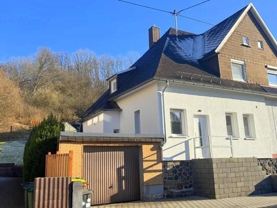 Gemütliche und komplett renovierte Doppelhaushälfte mit kleinem Garten in idealer Lage von Westerburg