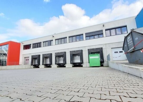 ++ ca. 2.100 m² Hallen- und Bürofläche (9 m UKB | Rampe) direkt am Flughafen zu vermieten ++