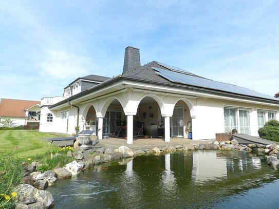 Kempfeld: Hochwertige Landhaus-Villa mit Pool und Koi-Teich in sonniger, ruhiger Lage!