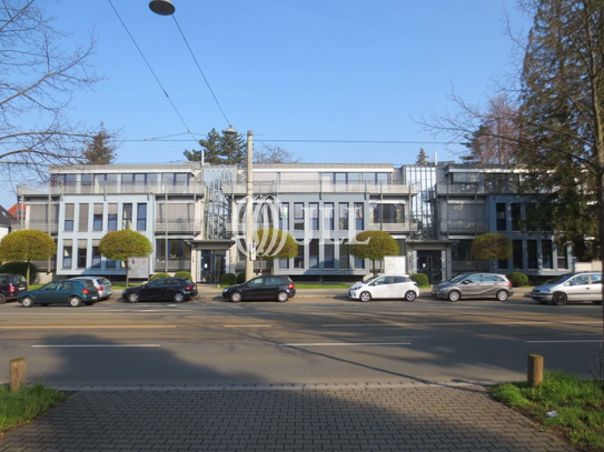 schickes kleines Büro mit öffentlicher Anbindung vor der Tür