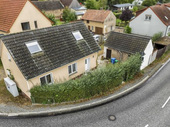 Sofort beziehbares Einfamilienhaus mit überschaubarem Garten und praktischem Nebengelass