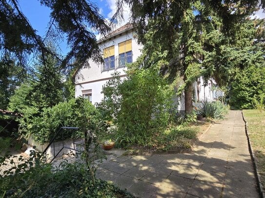 Zeitz - charmantes gepflegtes Haus am ruhigen Stadtrand mit großem Balkon, Garten und Pool