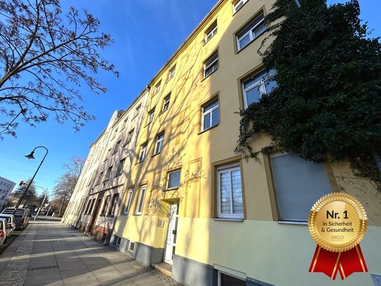 Außen Altbau und Innen Neubau I Neue Einbauküche I Bad mit Badewanne I Abstellkammer