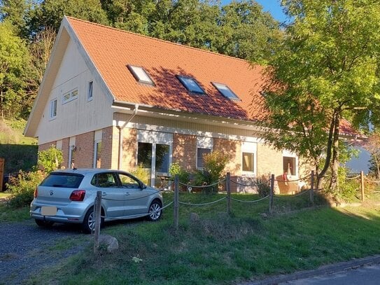 Freistehendes Zweifamilienhaus mit sonniger Terrasse und schönem Garten